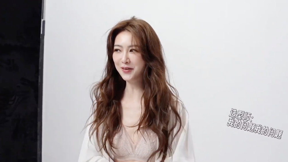 Fiona之前就喺社交網站公開拍攝內衣廣告嘅幕後花絮