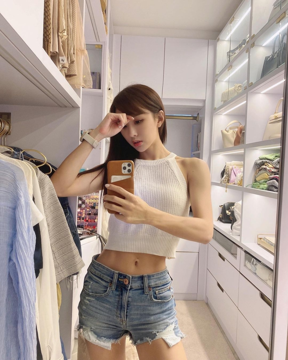 DaDa住得富貴之餘，行頭都唔細，佢自拍大晒屋企嘅衣帽間