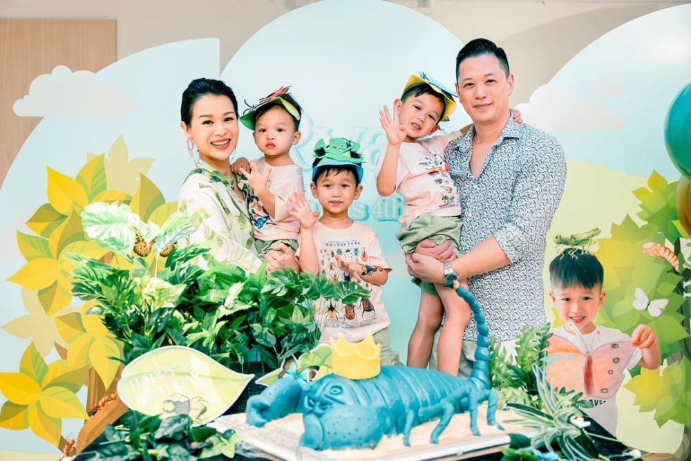 胡杏兒則於2015年與圈外老公李乘德結婚,現在已經是三個孩子的母親,一家五口生活幸福快樂。