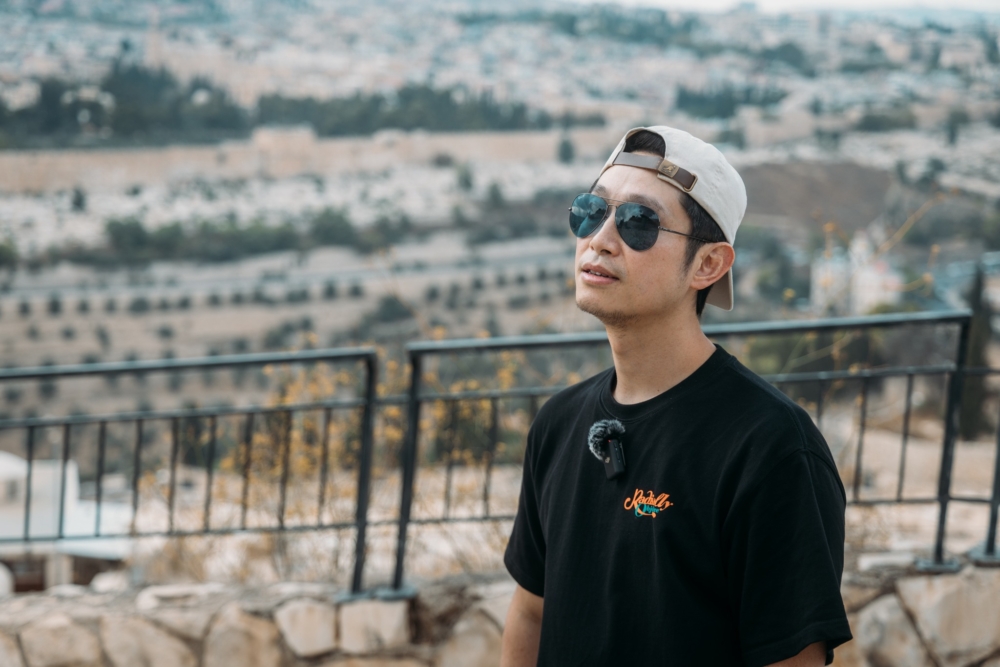 Ming仔在直播中表示，由於突如其來的戰爭，他取消了所有行程，並提前返回香港。