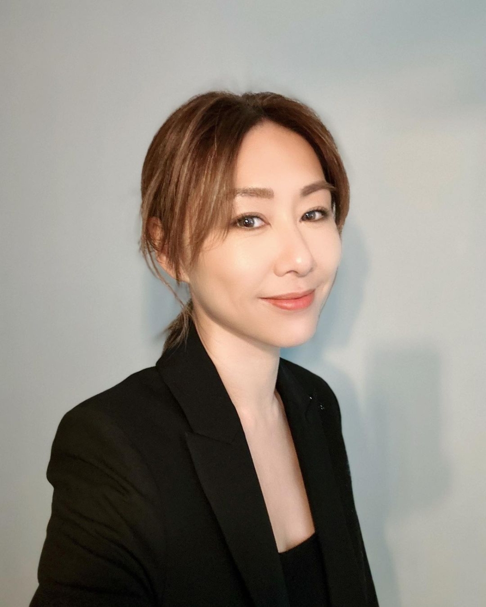 胡定欣現年42歲,一向被封為黃金剩女,過去曾與吳浩康、馬國明、圈外人沈栢淳以及音樂人陳明道有過拍拖的經歷。