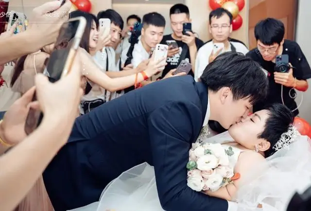 婚禮消息曝光後,網民紛紛討論李喜梅與大雙的婚姻。