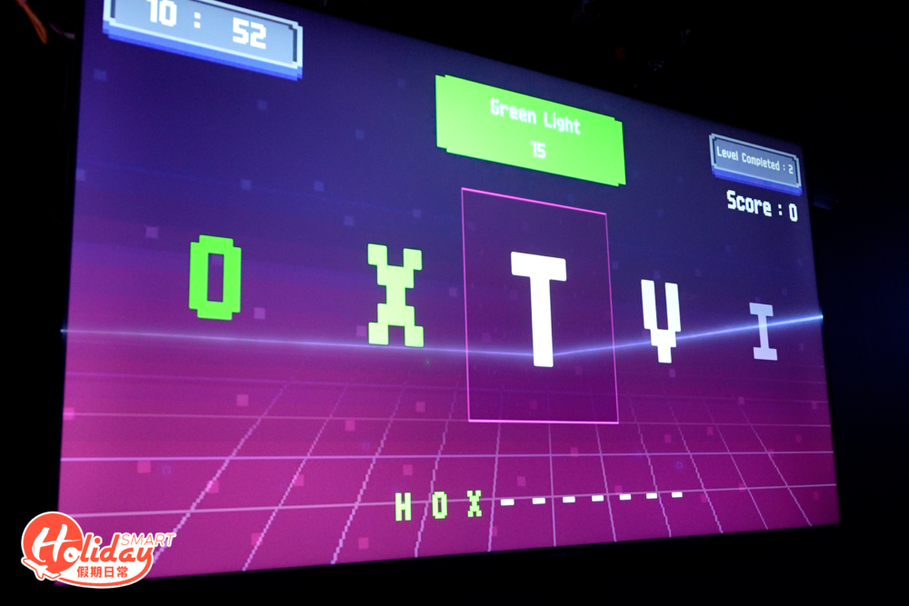 第2關要根據螢幕顯示的英文，按下牆身的字母按鈕排序。