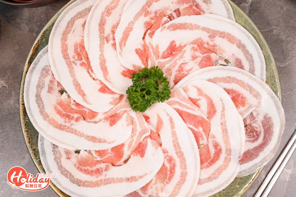 必食韓國人最喜愛的五花肉，店家以獨特刀工將其切成片狀。