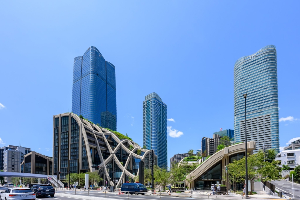 麻布台之丘由三個主棟高樓大廈及一個低建築所構成～