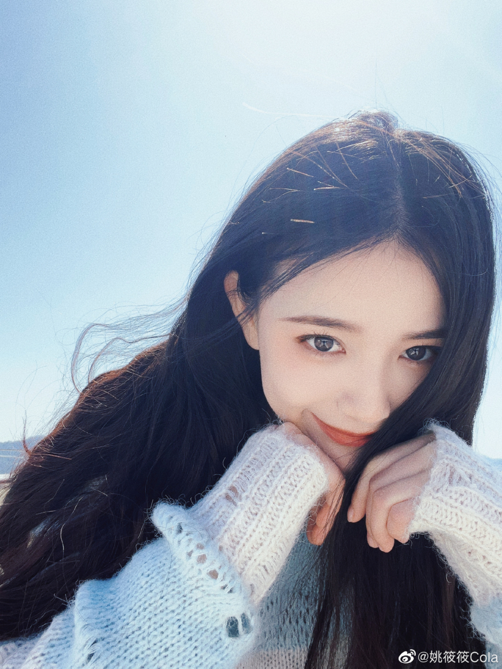 笑容甜美的她，因此被內地網民封為「虎牙女神」