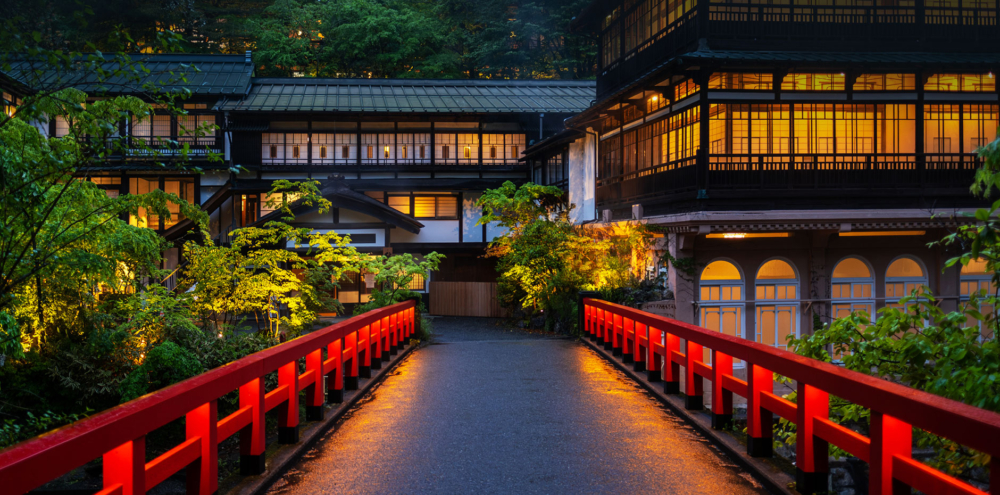 四萬溫泉「積善館」。