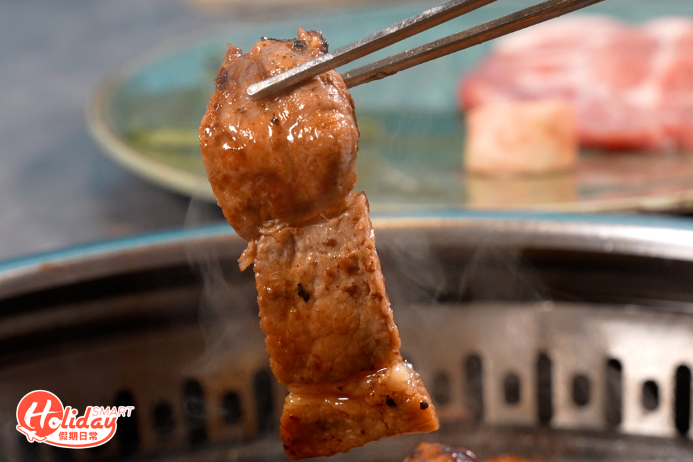 豬肋骨嚴選頂級豬肋骨作食材，只要輕輕一撕便會分離，肉質柔嫩，食落口感柔軟煙韌，再經韓國秘製醬汁醃製更香口惹味！