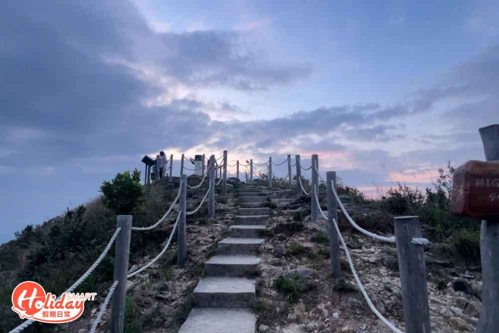 西高山位於香港太平山以西的一座山峰，西高山海拔494米，為港島第四高峰。