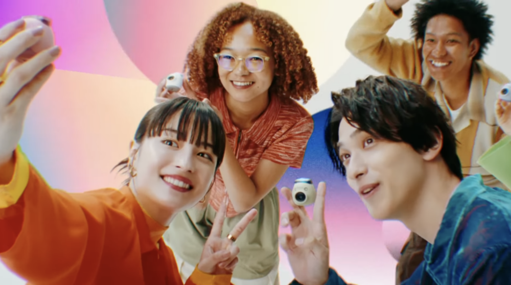 具備遙控拍攝和廣角鏡頭功能，能夠輕鬆拍出完美的自拍照或團體照