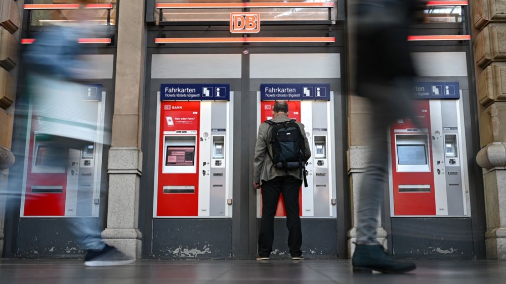 有些騙徒會假扮路人幫你買票