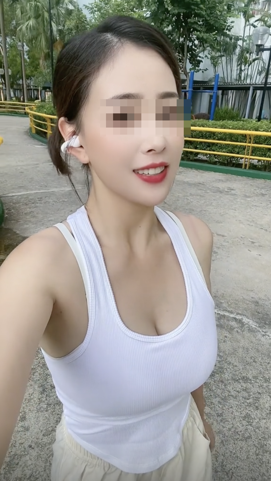 有網民就指出瑜伽褲港媽疑似已同香港嘅丈夫離婚，一人獨力撫養子女。