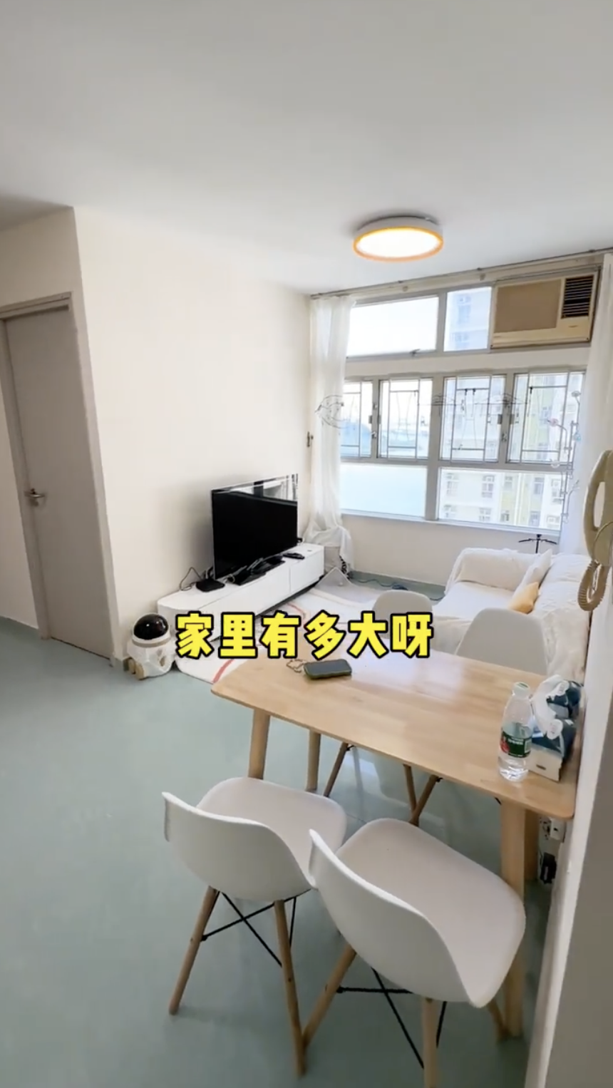 港媽分享嘅住所疑似係位於東涌嘅公屋，客廳同房間都望到海，全屋約600呎，共有3房