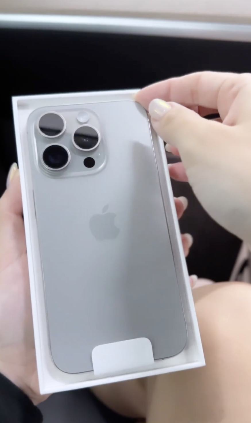 Bella入手iPhone 15 Pro