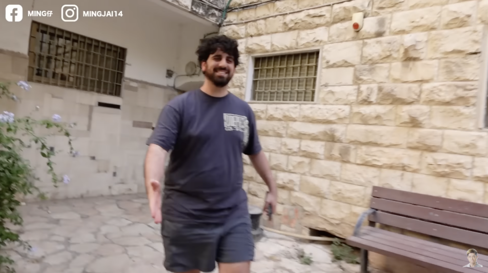 當地朋友Boaz邀請Ming仔去家裡吃飯。