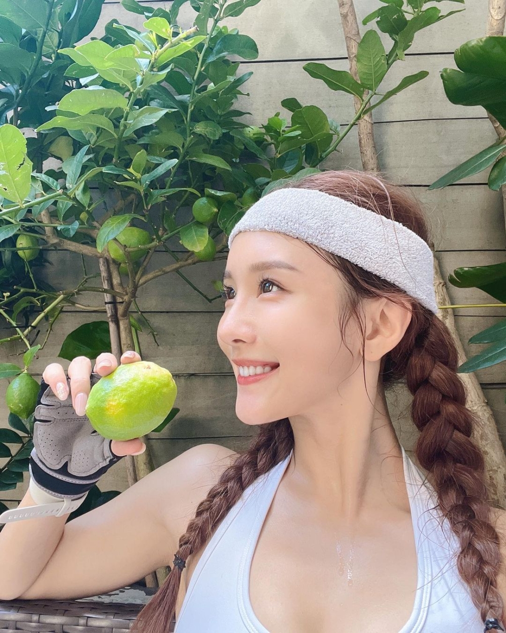 Dada屋企花園種植咗唔少植物，包括檸檬樹。