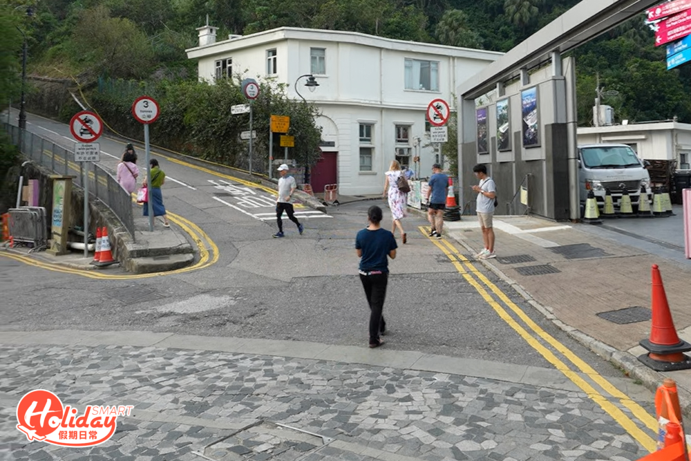 前往西高山可於香港部乘搭15號小巴，到山頂廣場落車，而於廣場旁會見到分岔路口，有兩條路線往西高山。