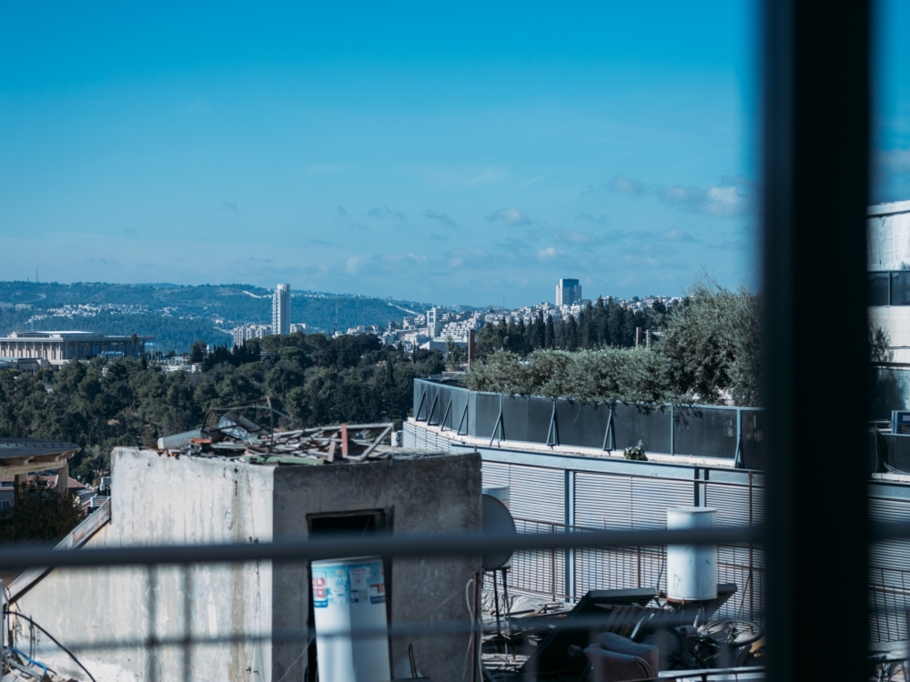 Ming仔表示他在一個星期六早上醒來，打算出去跑步，結果卻聽到整個城市裡傳來爆炸聲和警報聲