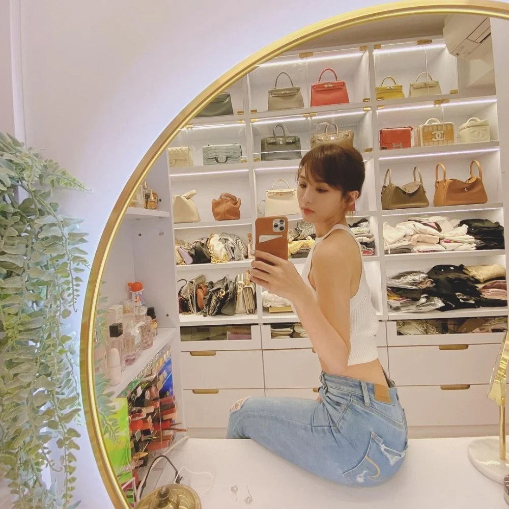 旅Dada衣帽間放滿大量名牌手袋，似手袋專門店陳列櫃