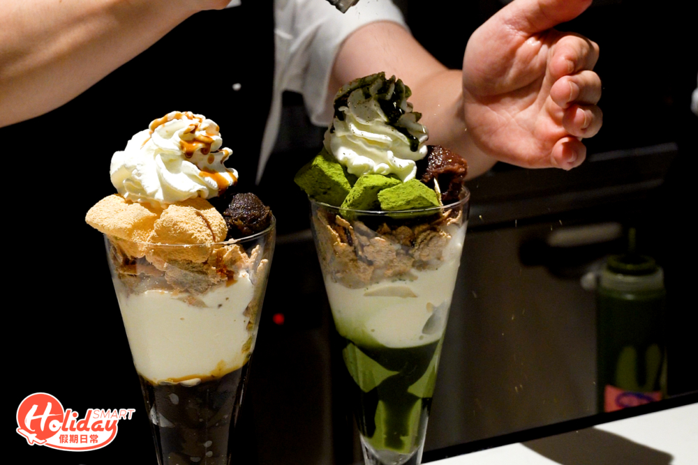 以焙茶為基調的「焙茶生朱古力芭菲」，加入手工製作的焙茶啫喱，雲呢拿軟雪糕、焙茶白豆沙及生朱古力，面層更加上鮮忌廉及朱古力醬，賣相打卡一流！