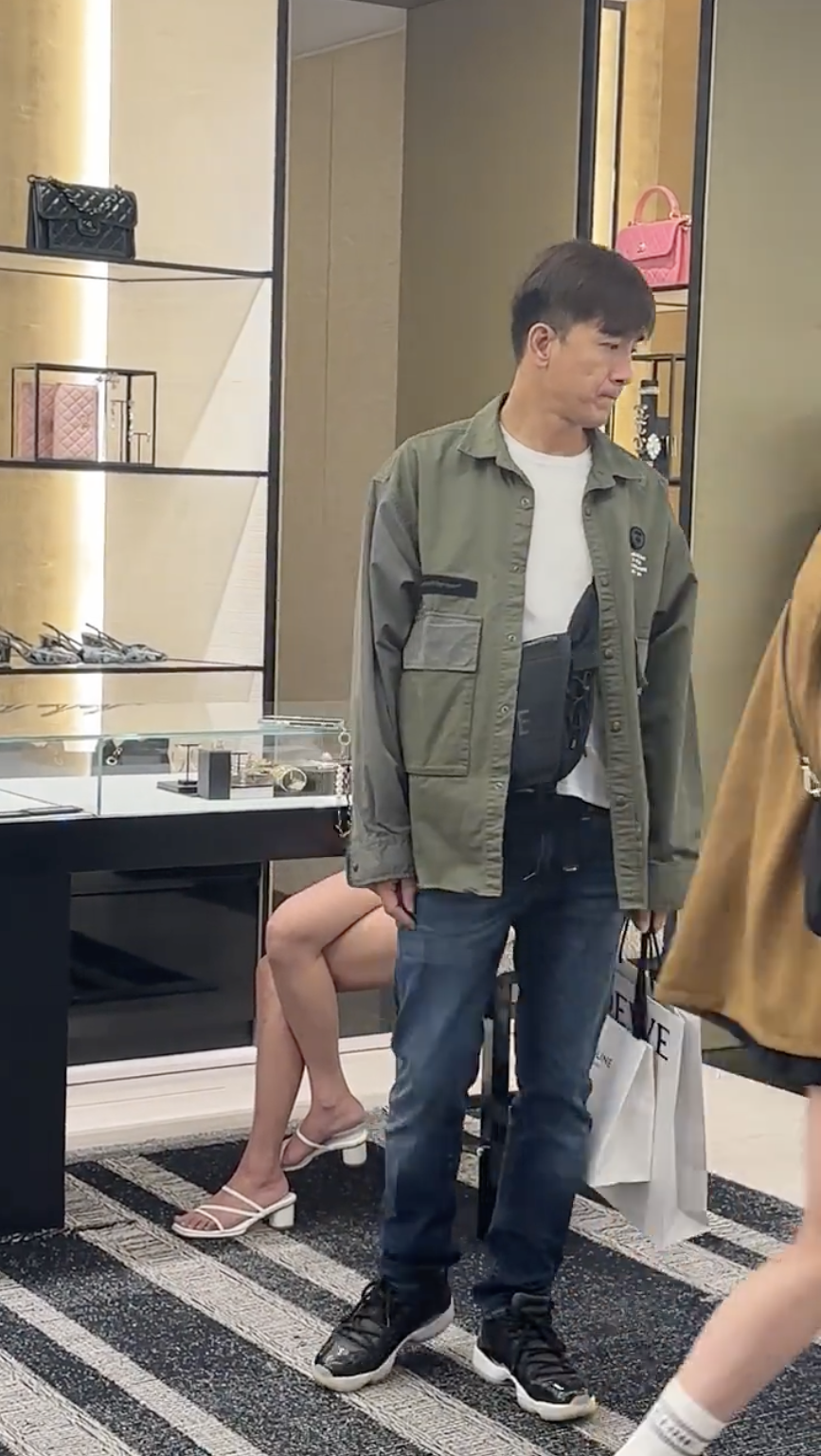 馬明則一臉無辜，只「眼甘甘」望著未婚妻走開。 