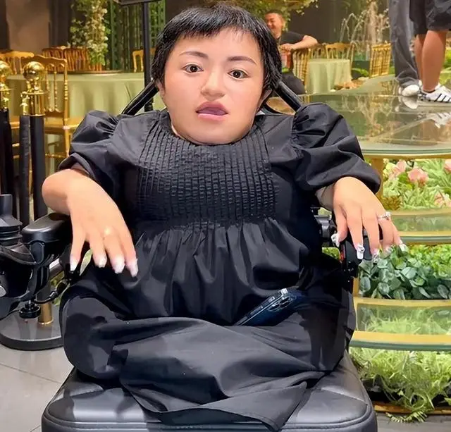 「袖珍女孩」網紅李喜梅,身高只有0.8米