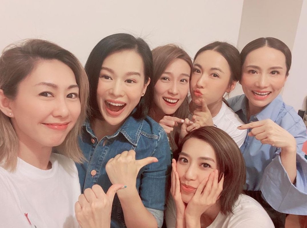 黃智雯和胡杏兒、胡定欣、姚子羚、李施嬅、胡蓓蔚感情要好,一班好姊妹更組成了「胡說八道會」