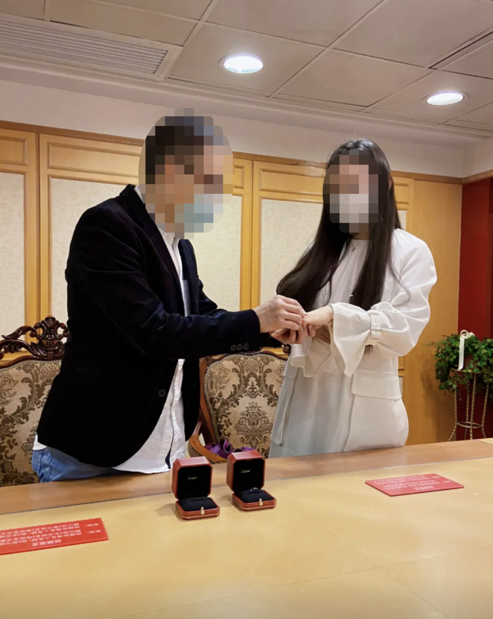 4年後女子終於與港男正式結婚，兩人的婚戒是Cartier