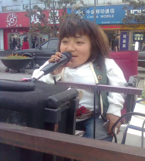 李喜梅自小患有罕見的「成骨不全症」,只能靠著賣藝唱歌來維生