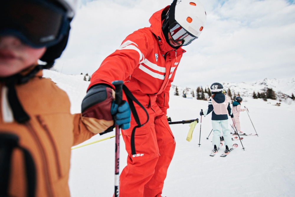 提供親子分級分齡團體滑雪課程，有專業導師親子教學！