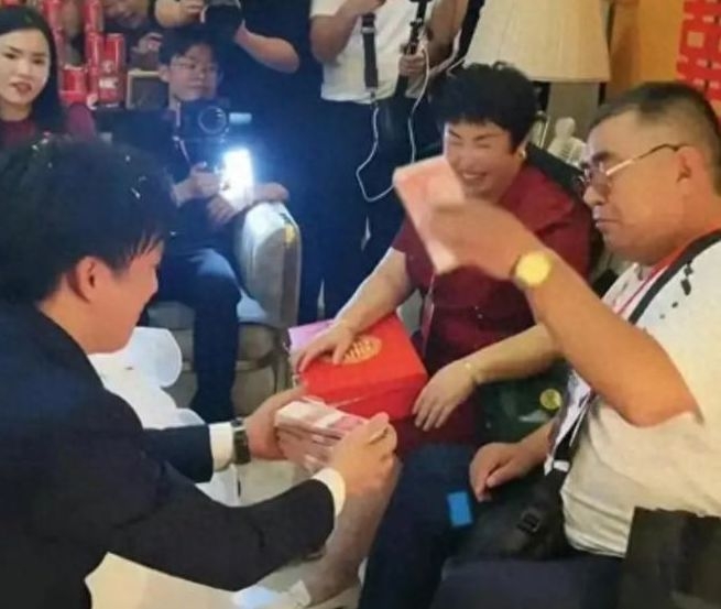 不少內地網友認為大雙只是為錢才與李喜梅結婚