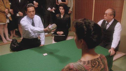 一個員工連續三個月擲出相同嘅數字，咁佢嘅底薪就會加倍