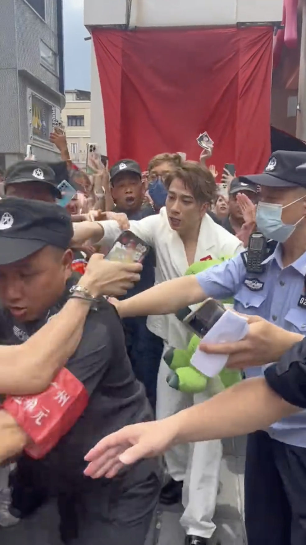 早前他出席廣州的品牌活動,粉絲們非常熱情,導致他寸步難行