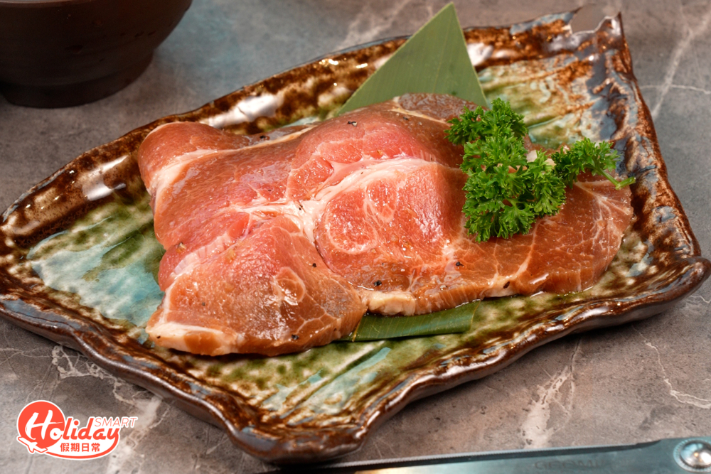 記者另推介韓國豬肋骨，店家貼心將骨拆去，令食客更方便享用。