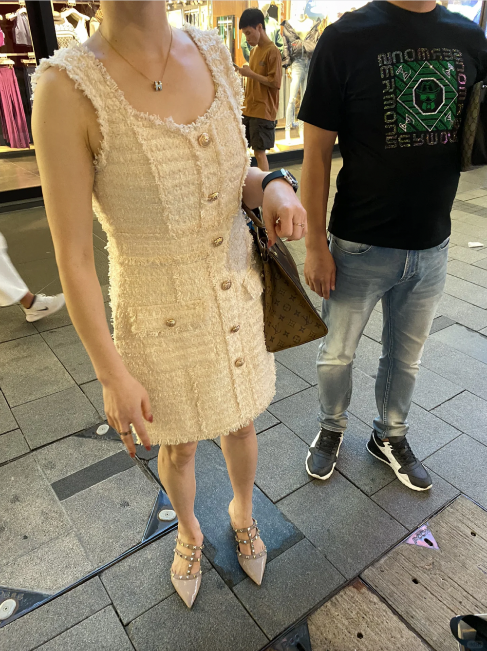 騙子一男一女,自稱來自上海,住四季酒店,老公剛剛從澳門回來,小孩在前面餐廳吃飯,卡刷不出来要求網友幫「埋單」