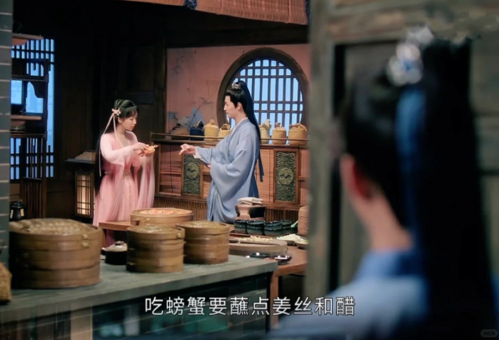 唔少網友指幫另一半剝蝦殼無咩問題,但連食蟹都要人幫手拆就「over咗」