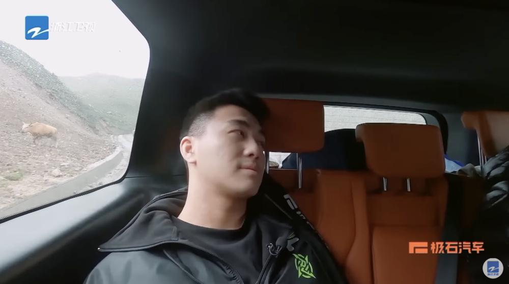 有網友發現奚夢瑤談及身高話題時,何猷君表情耐人尋味。