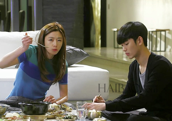 樓主初頭以為男友只係唔識將隻蟹解體,於是就慢慢逐步逐步教對方