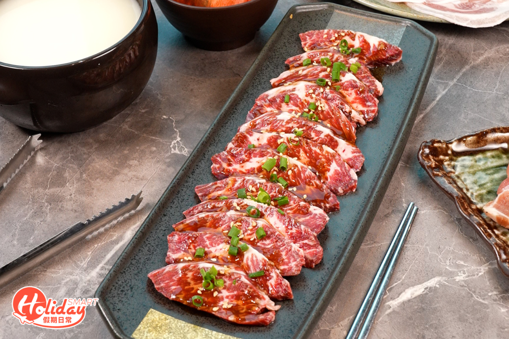 黑毛和牛外裙肉是指牛的外側腹横肌，肌肉纖維較粗，脂肪較少，食落較有呅口。