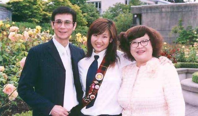 多年嚟都有傳鄭少秋現任妻子唔中意老公同前妻所生嘅女兒秋宜經常見面