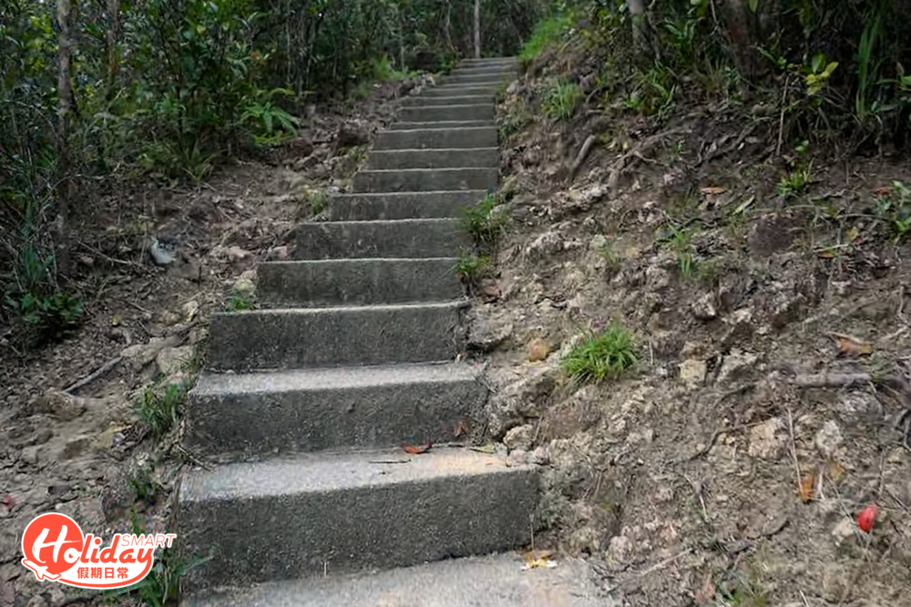 兩條路線都會到達到這個涼亭，沿涼亭旁邊的小徑走，就會到達上西高山的樓梯級。這段樓梯大約600級，是整條路線最需要體力的路段