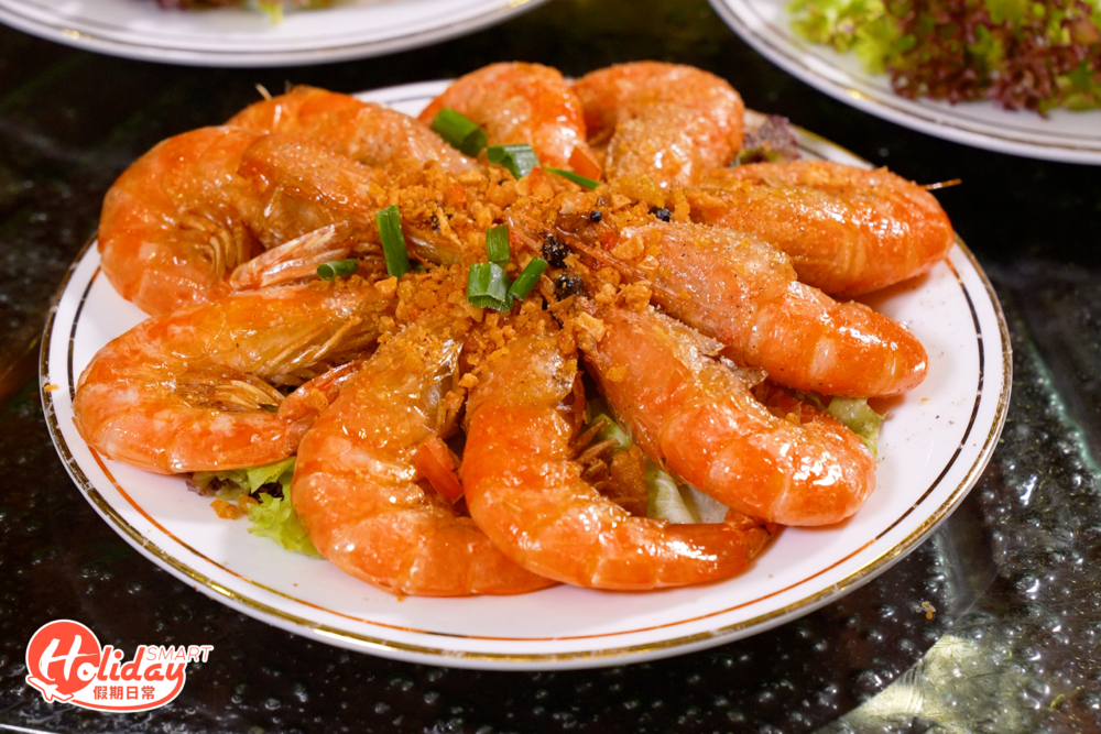 店家也有近11款滋味小菜任選，包括必食香口的椒鹽海中蝦、椒鹽豬扒、避風塘雞翼、涼伴高山耳及軟糯的生炒糯米飯等。