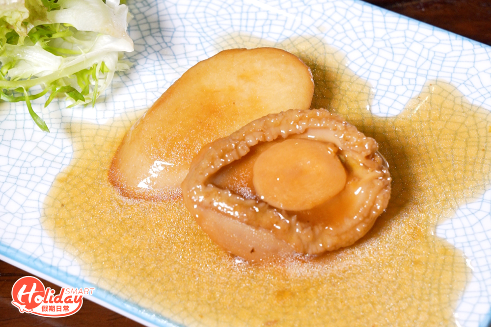 每位客人都均有一份特盛小菜，包括鮑汁扣原隻鮑魚伴百靈菇、金湯小米燴遼參及蟹粉扒豆苗。店家選用南非8頭鮑魚，肉質肥美鮮甜又帶咬口