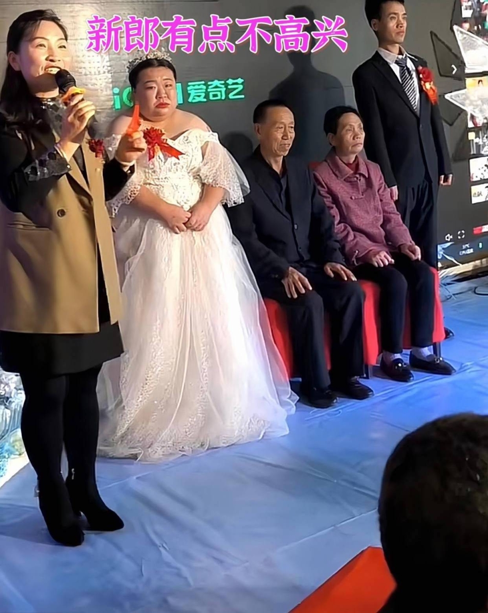 婚禮期間新郎卻被拍得「憂心忡忡」的樣子,大喜之日也沒有笑容,相反更面無表情