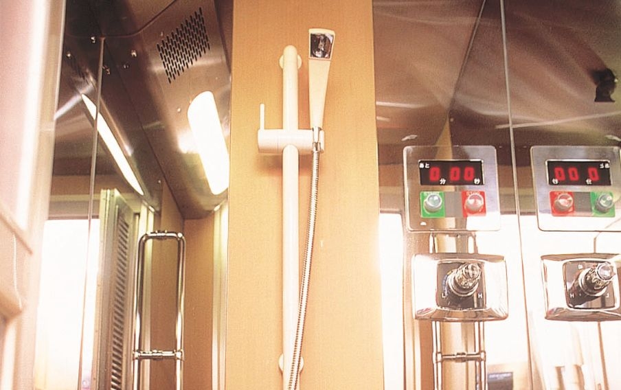 列車提供淋浴間，除了豪華單人房之外的乘客需購買沖涼券，才能享用每次6分鐘的熱水！