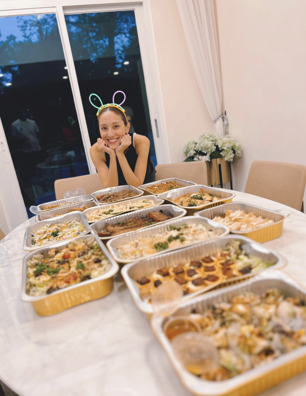 飯廳方面大理石飯枱旁就有落地玻璃,可以見到外面嘅大樹