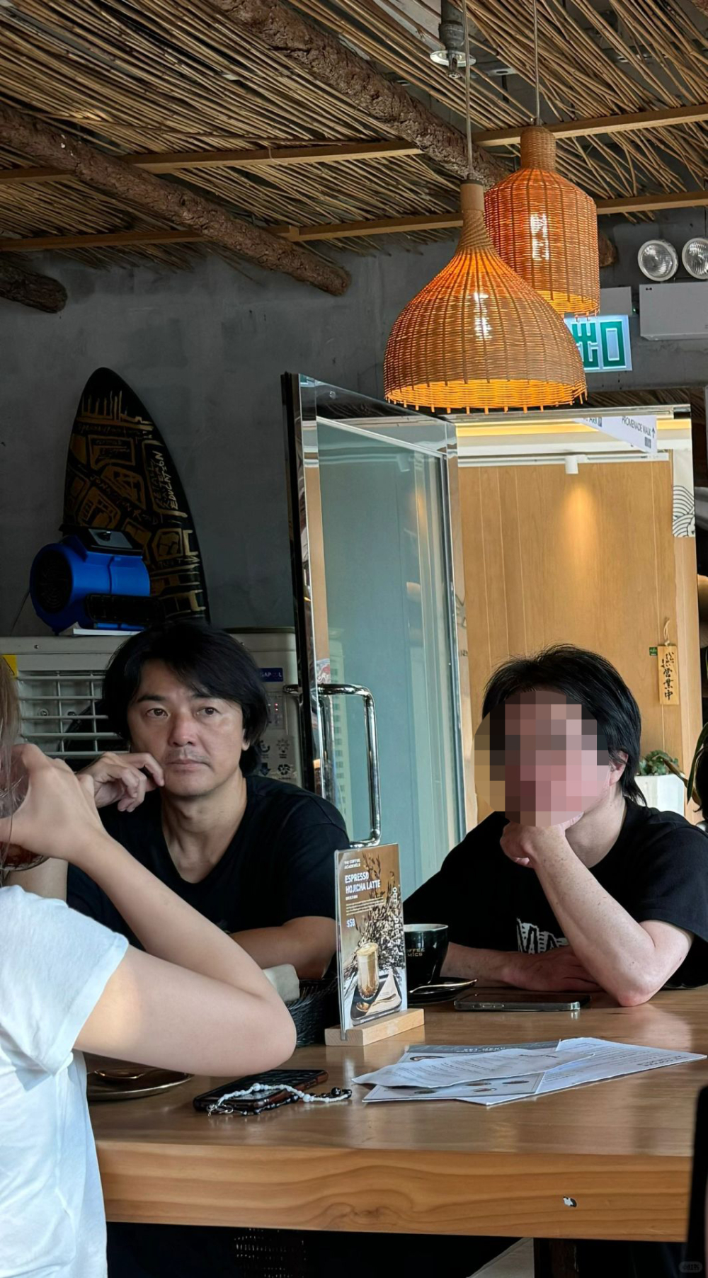 56歲的伊健與好友在咖啡店相聚聊天，他打扮隨意，沒有化妝，臉上更留著鬍鬚。