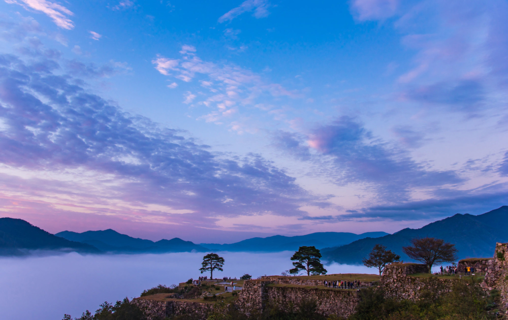 每年10月至11月的清晨日出時段，竹田城跡會被雲海包圍～