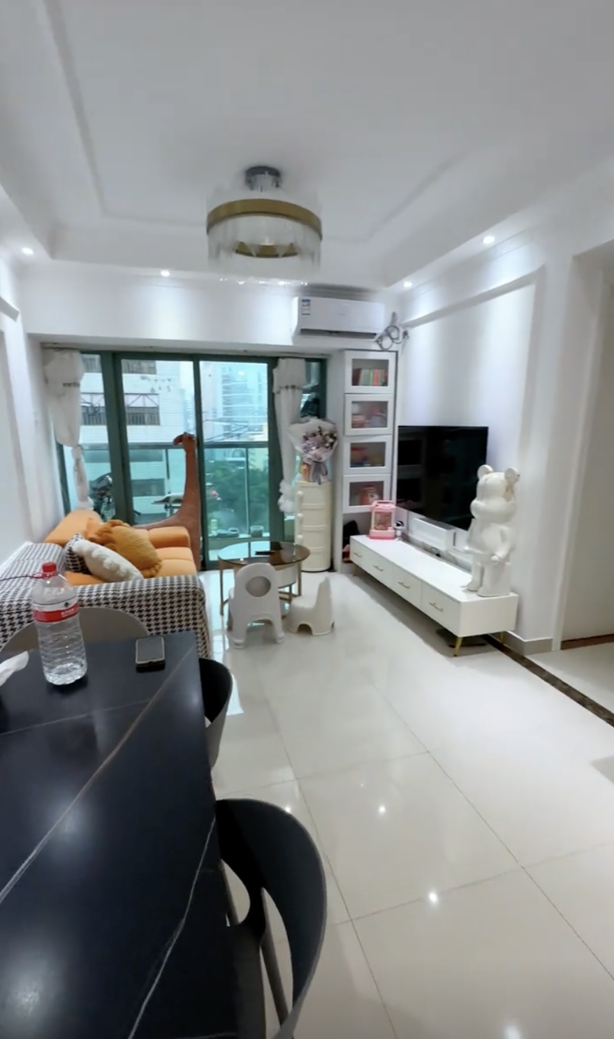 片中港媽分享屋企有好多收納櫃