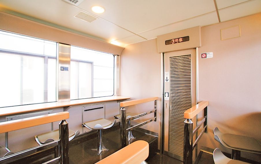 非常熱鬧的公共空間，大家會聚集在這裡聊天、用餐～